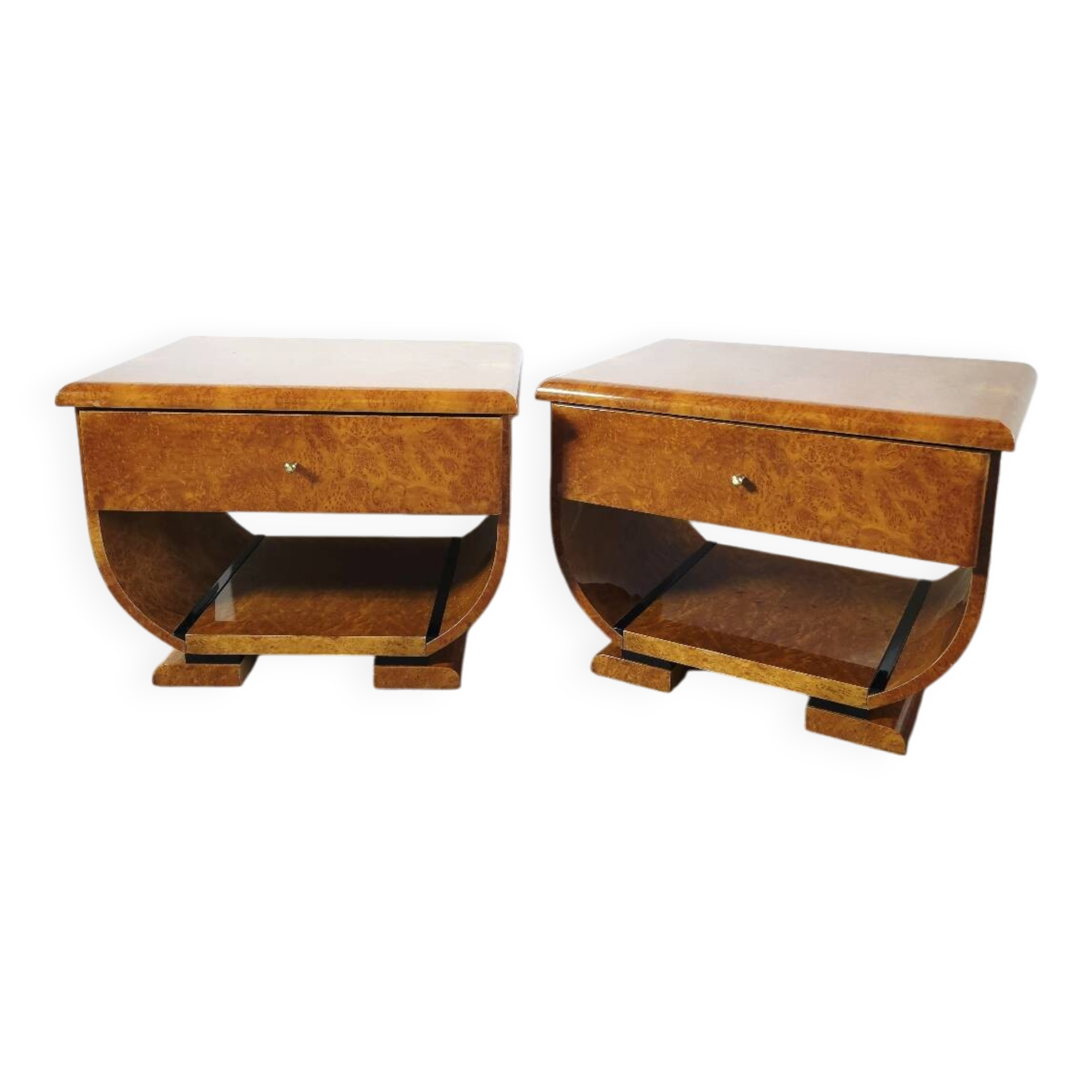 Paire de tables de chevet Art déco en ronce de noyer et laiton