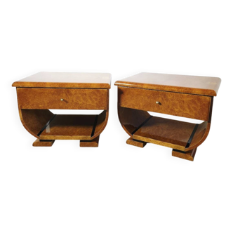 Paire de tables de chevet Art déco en ronce de noyer et laiton