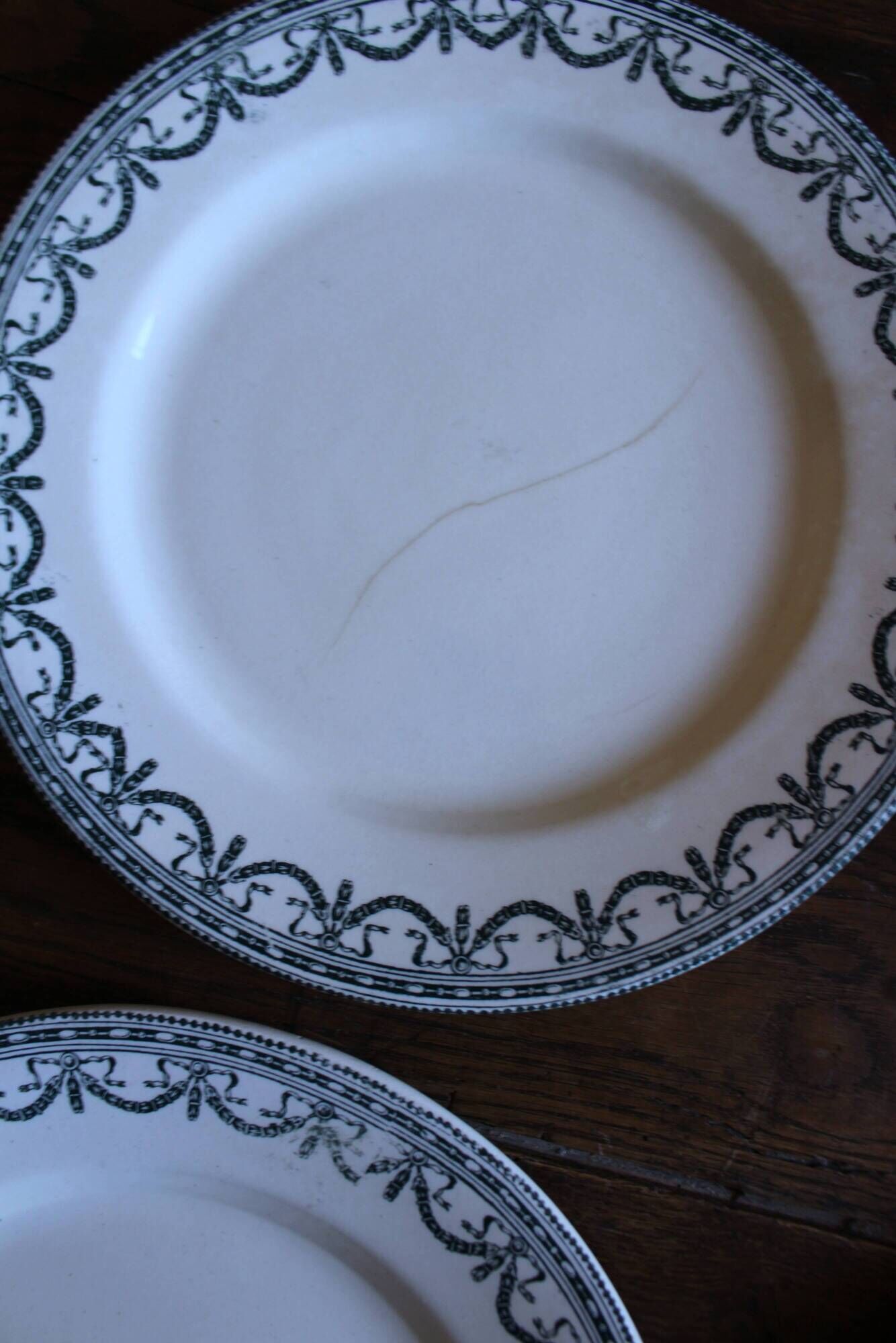 A set of 6 flat plates Terre de Fer Guirlandes Louis XVI Salins
