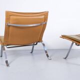 Imposante paire de fauteuils cuir et acier années 60'