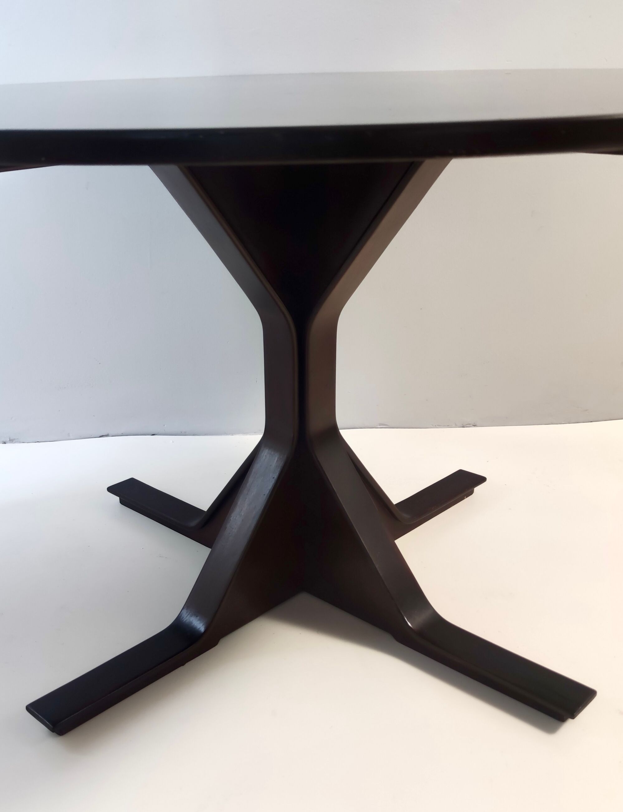 Vintage round ebonized walnut dining table mod. 522 by g. frattini for bernini