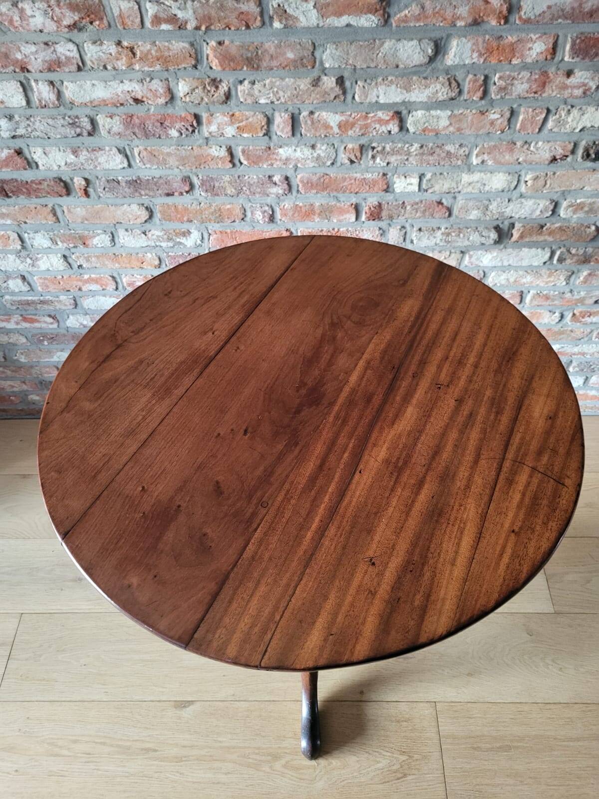 English table with a tilting top, 19th century.