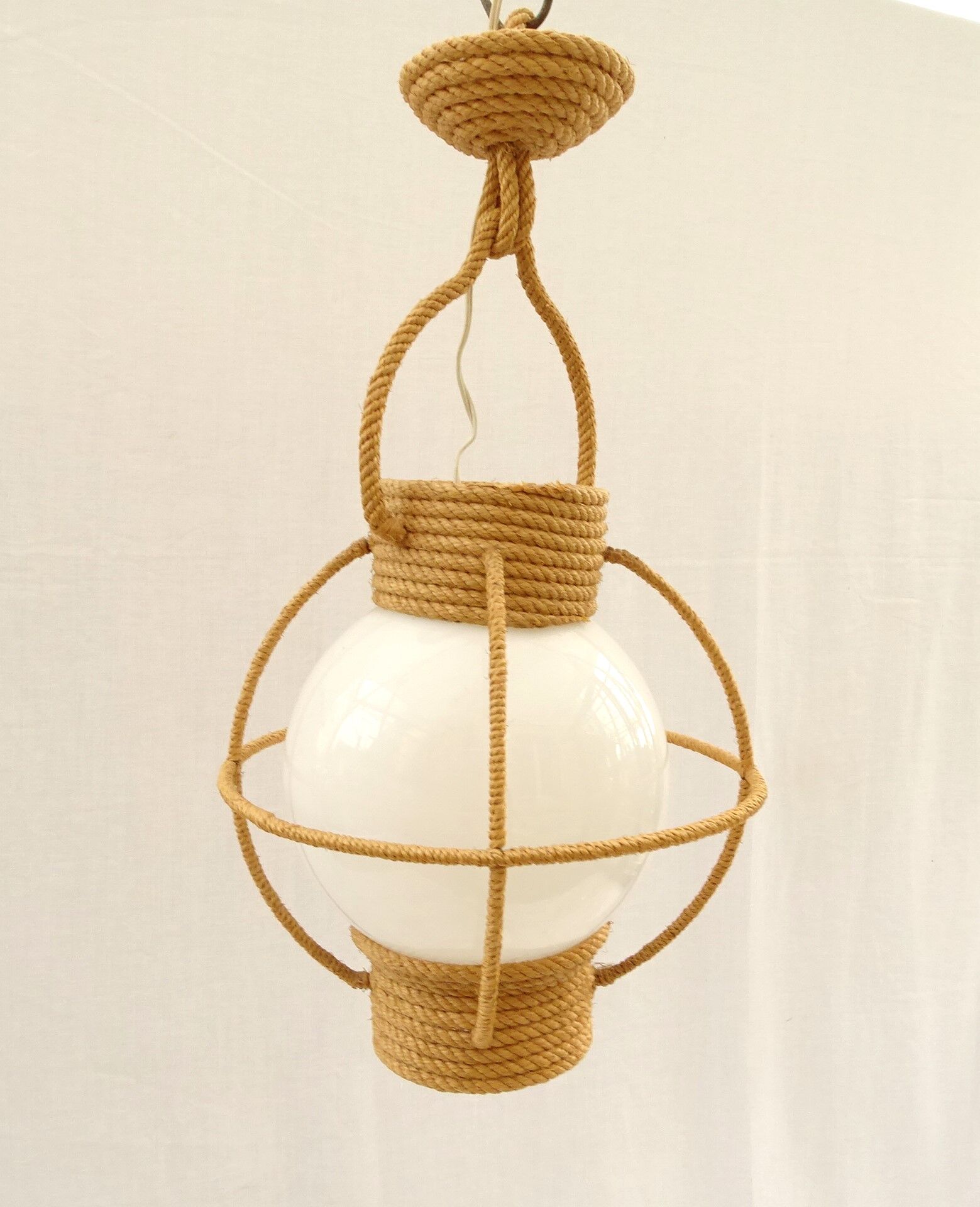 Suspension globe en opaline blanche  et corde tressé