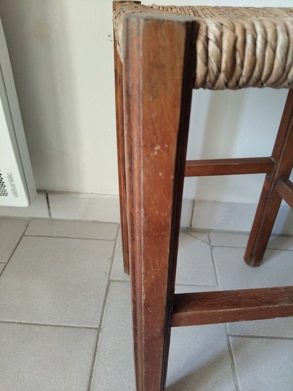Tabouret de campagne ancien en bois massif et assise paillée