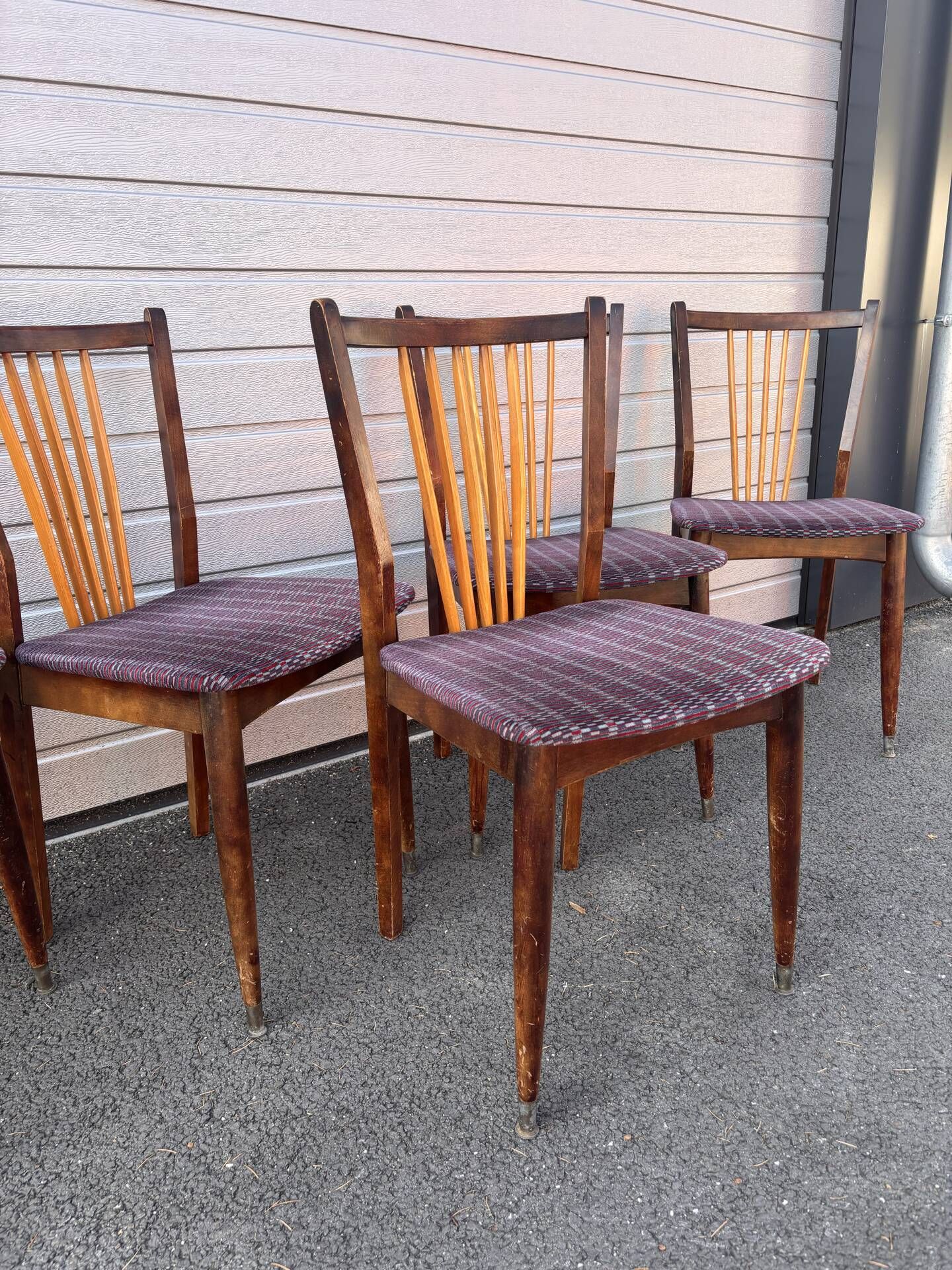 Set of 5 Scandinavian chairs in wood and checked fabric.