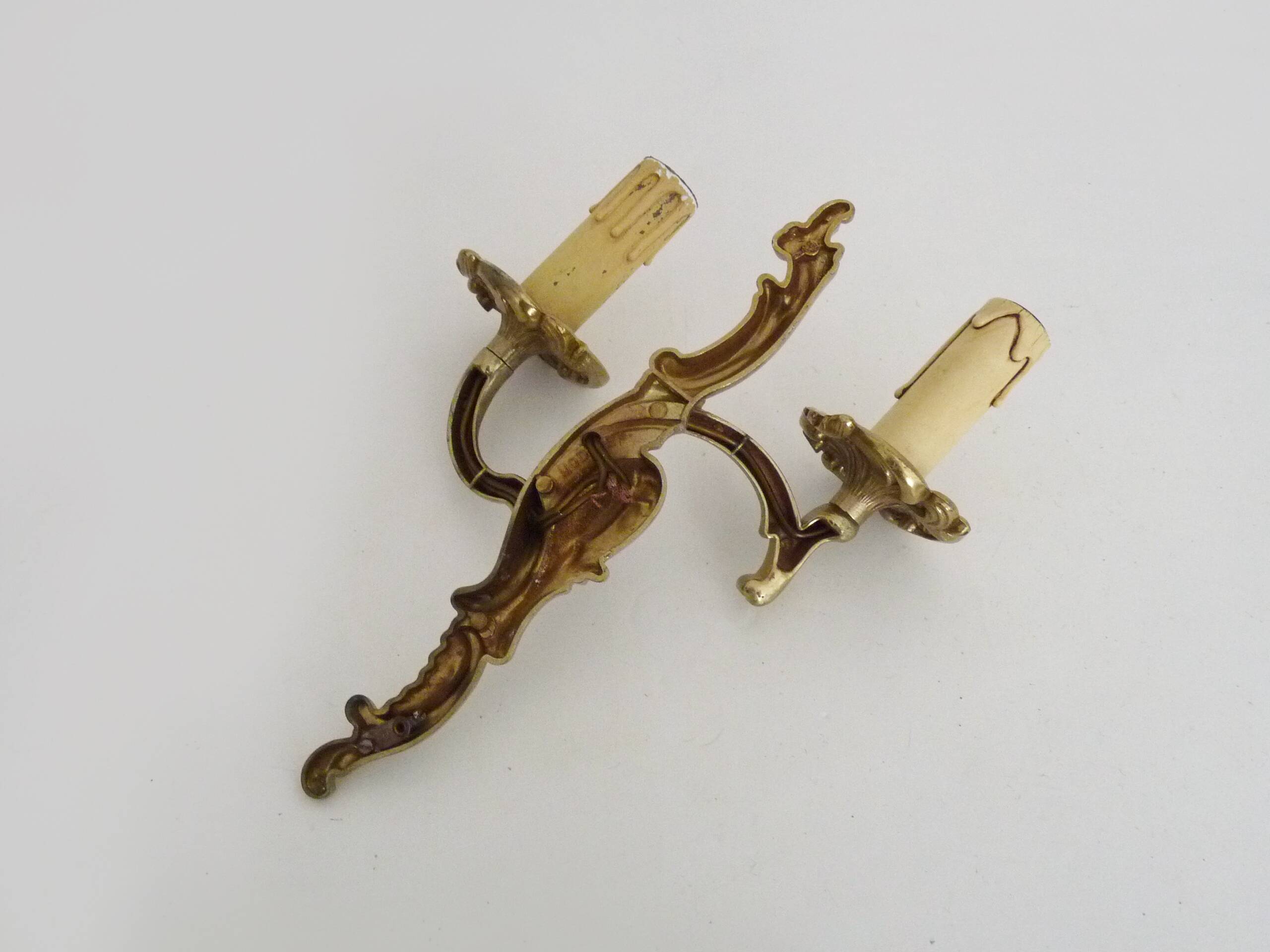 Antique double wall sconce in bronze, acanthus leaf design.