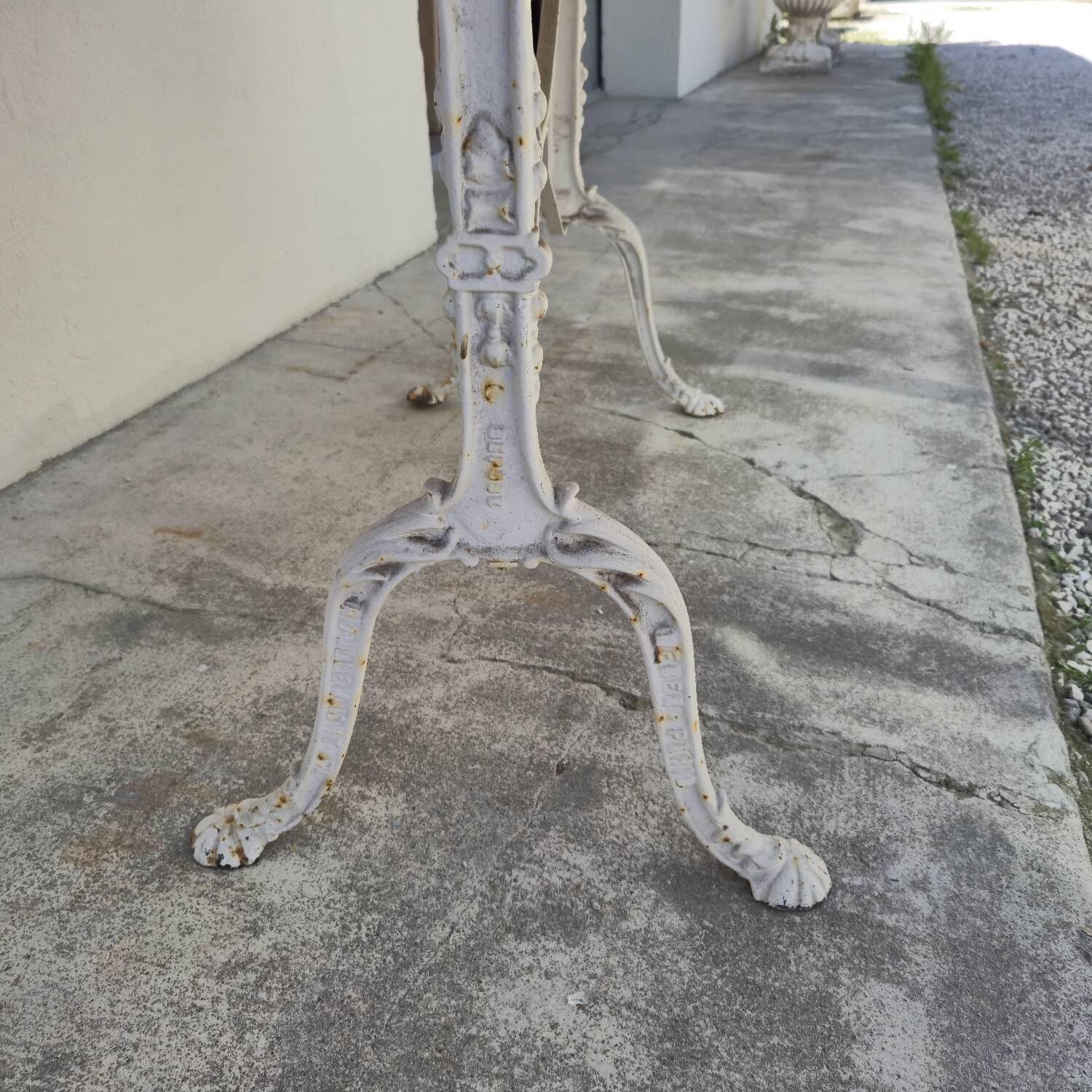 Table de bistrot ancienne en bois aérogommé et fonte