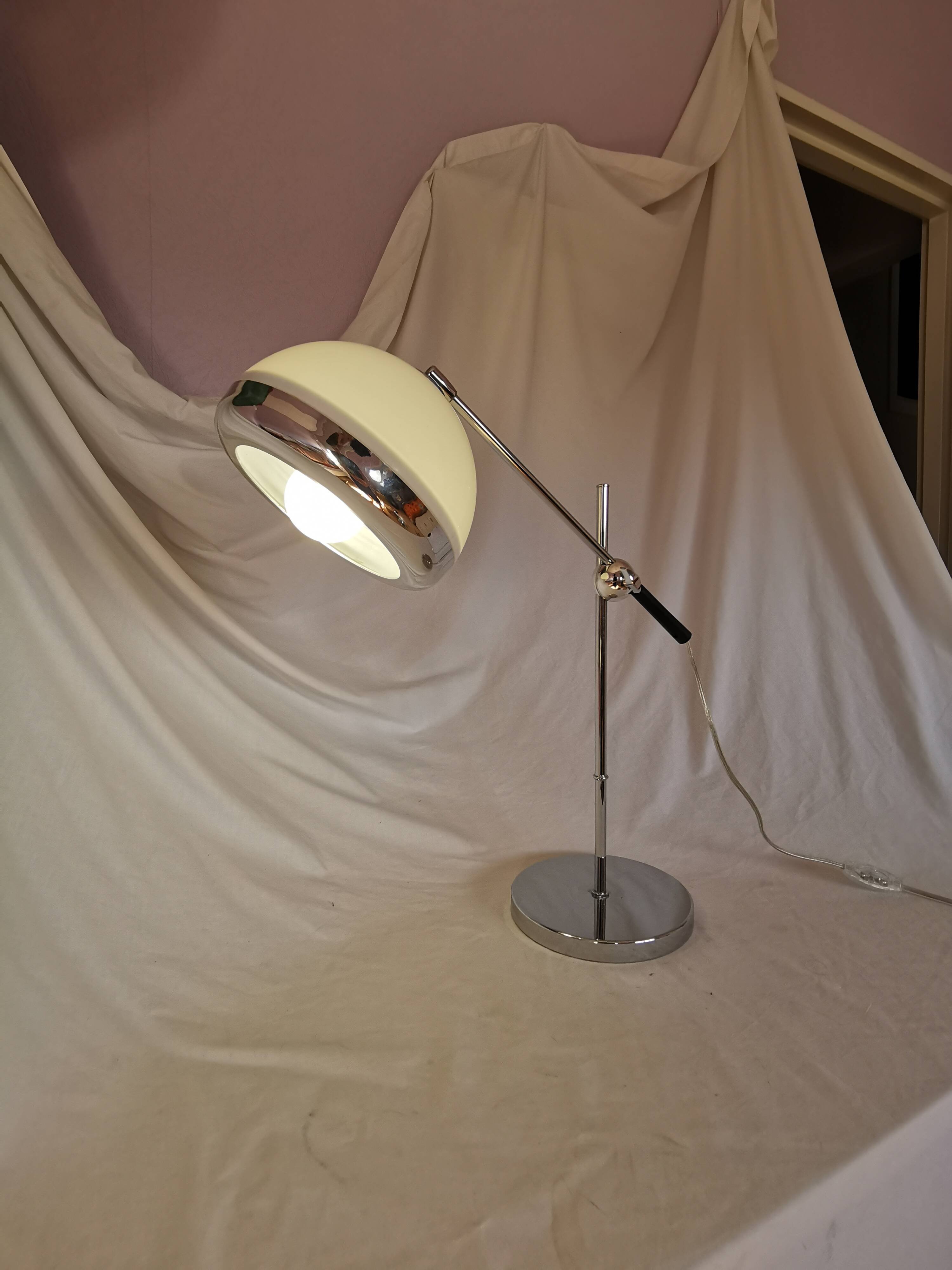 Lampe articulée, plastique et chrome, champignon, style 1970