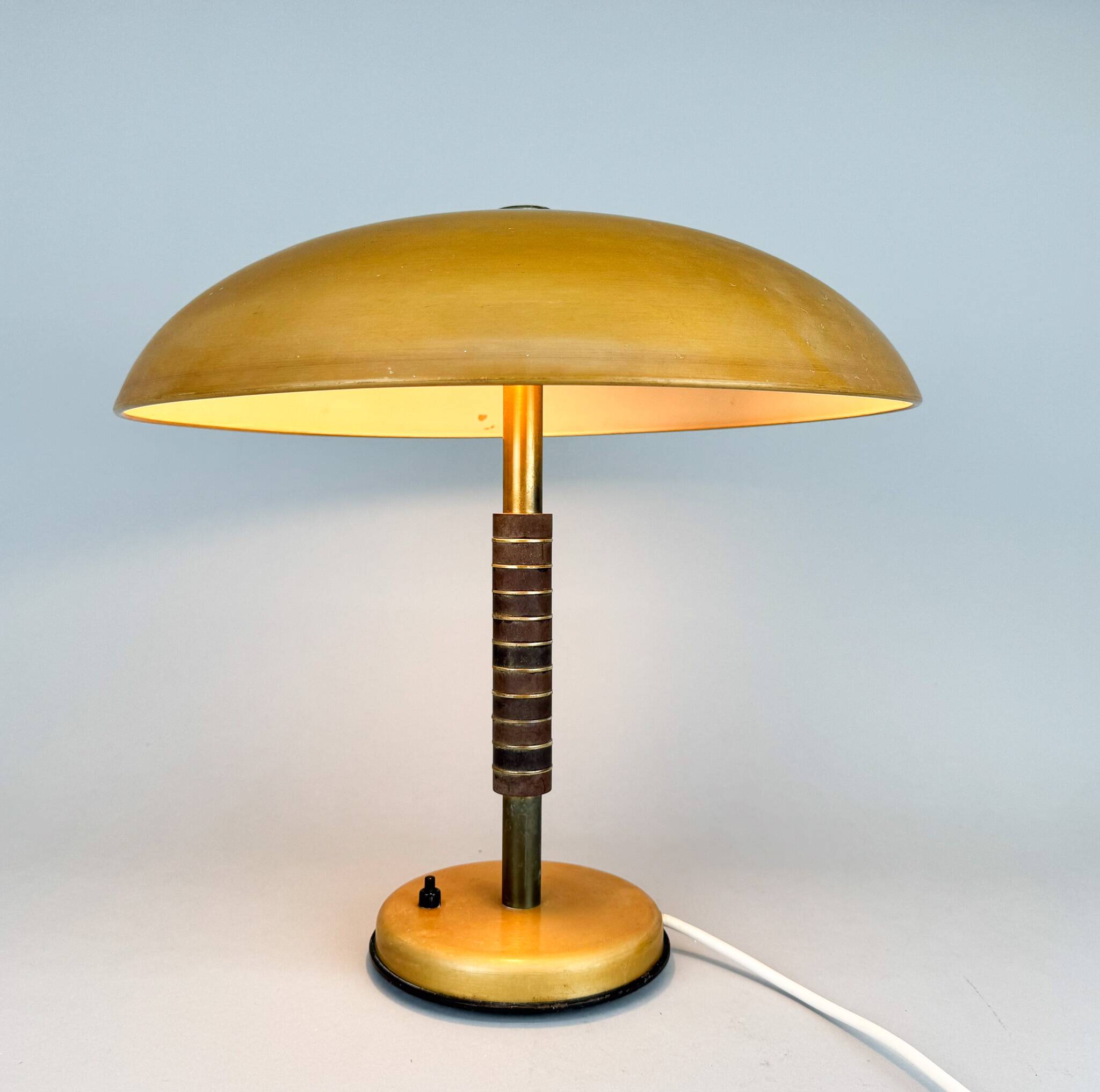 Lampe de table vintage Bauhaus en métal et bakélite