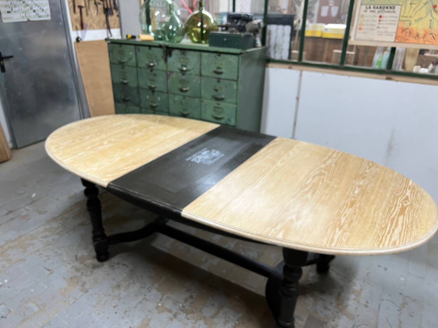 Oval table with extension