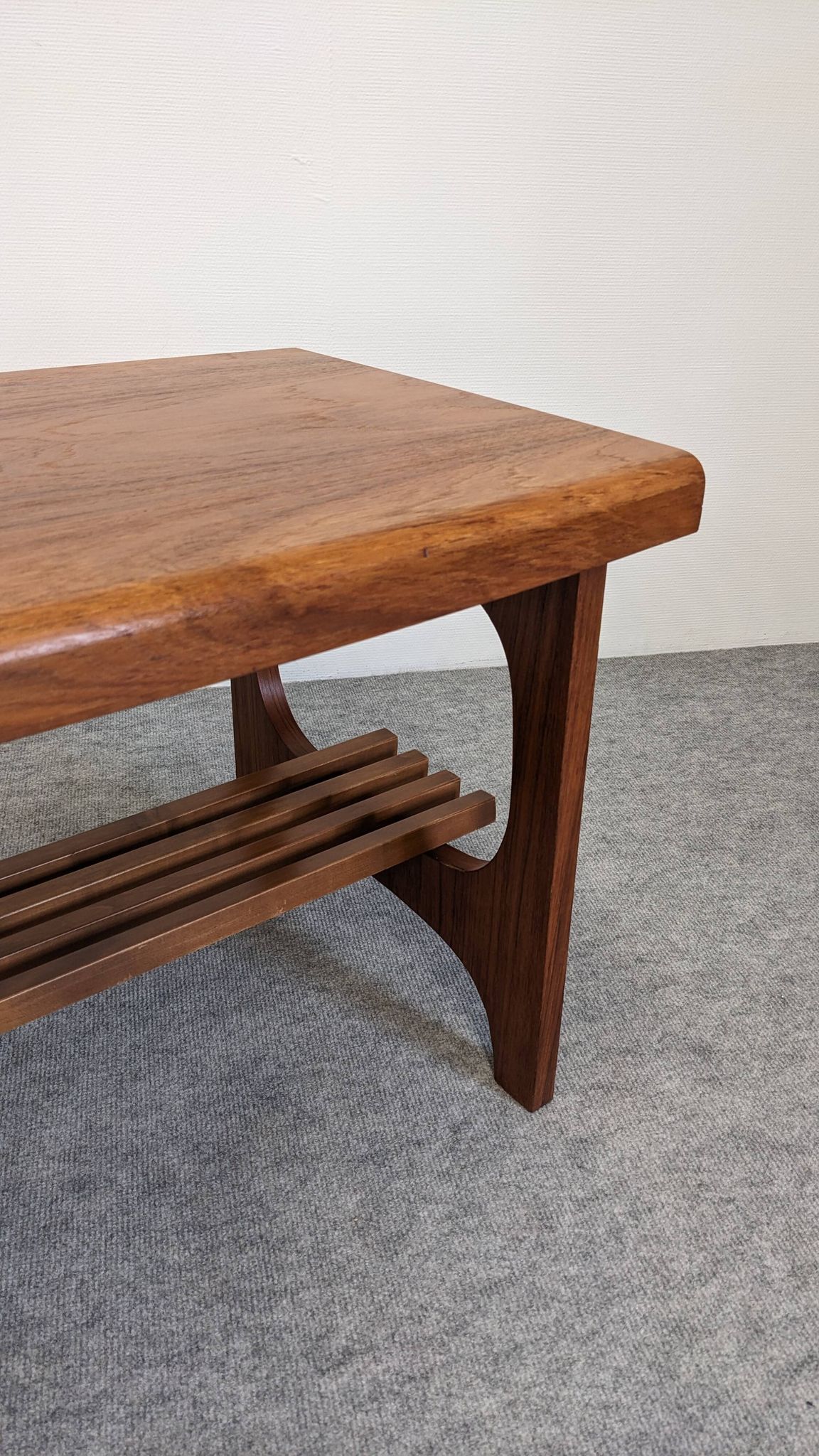 Table basse porte-revues scandinave en teck, Suède vers 1960