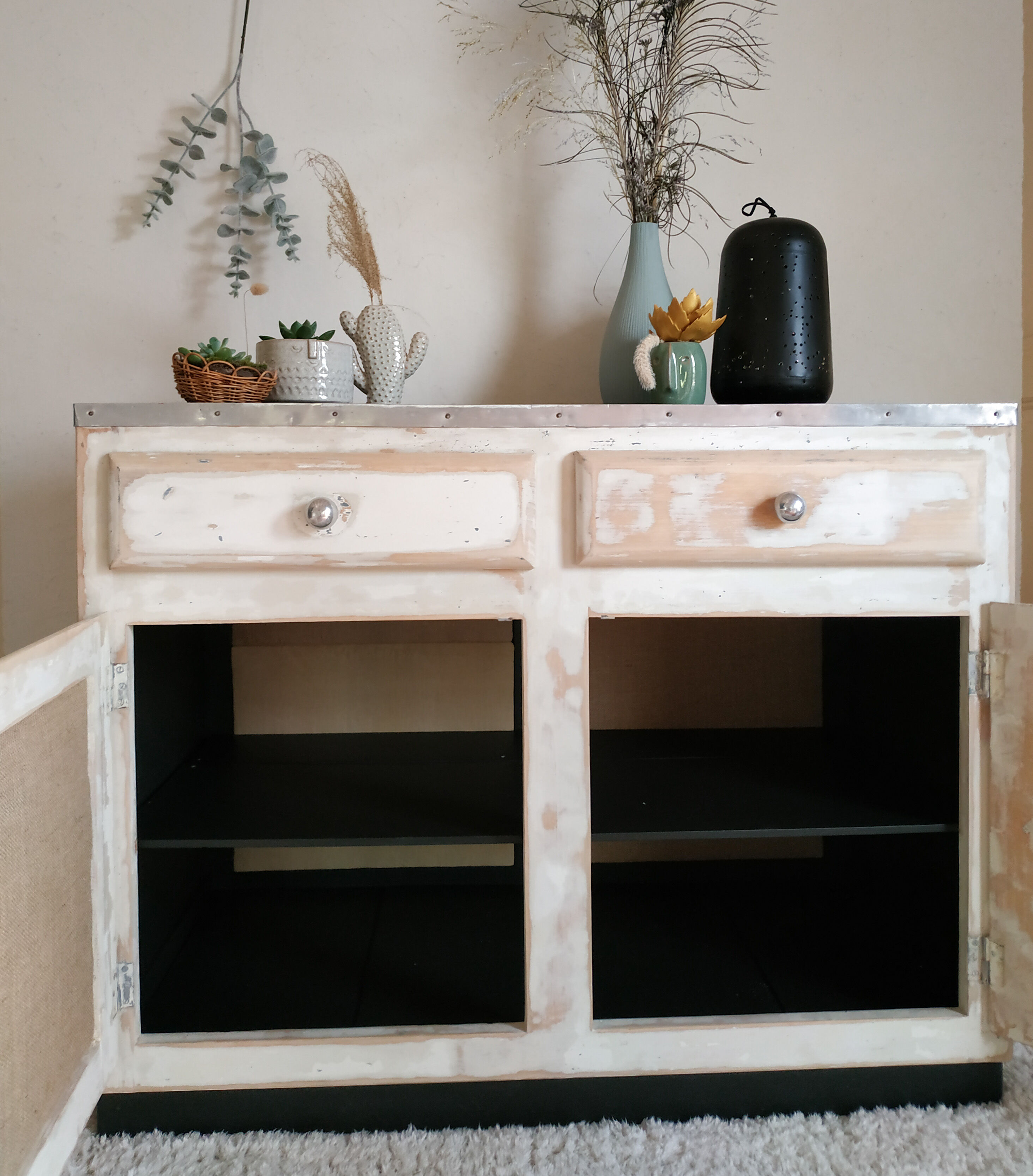 Buffet mado low patinated renovated concrete tray