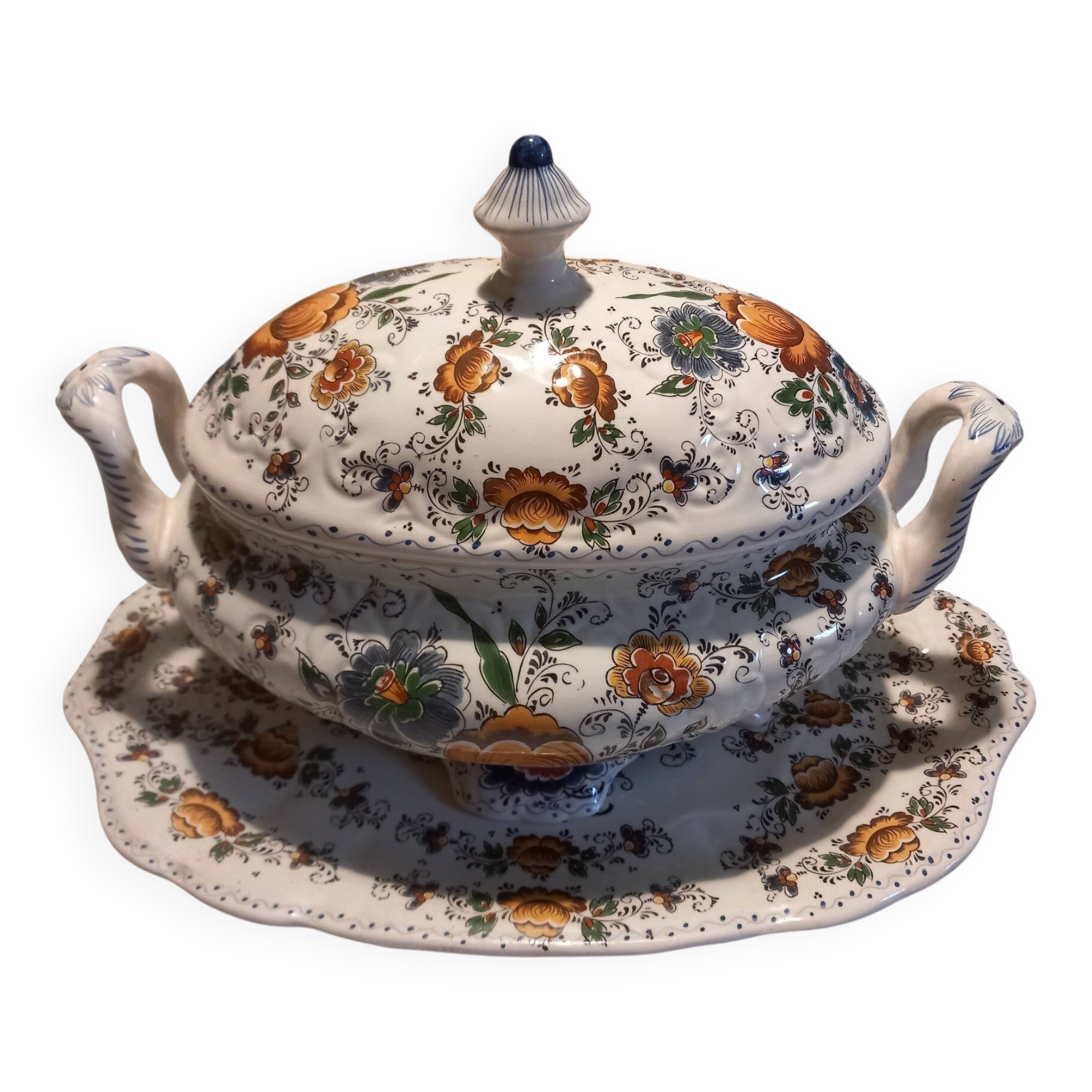 Soup tureen