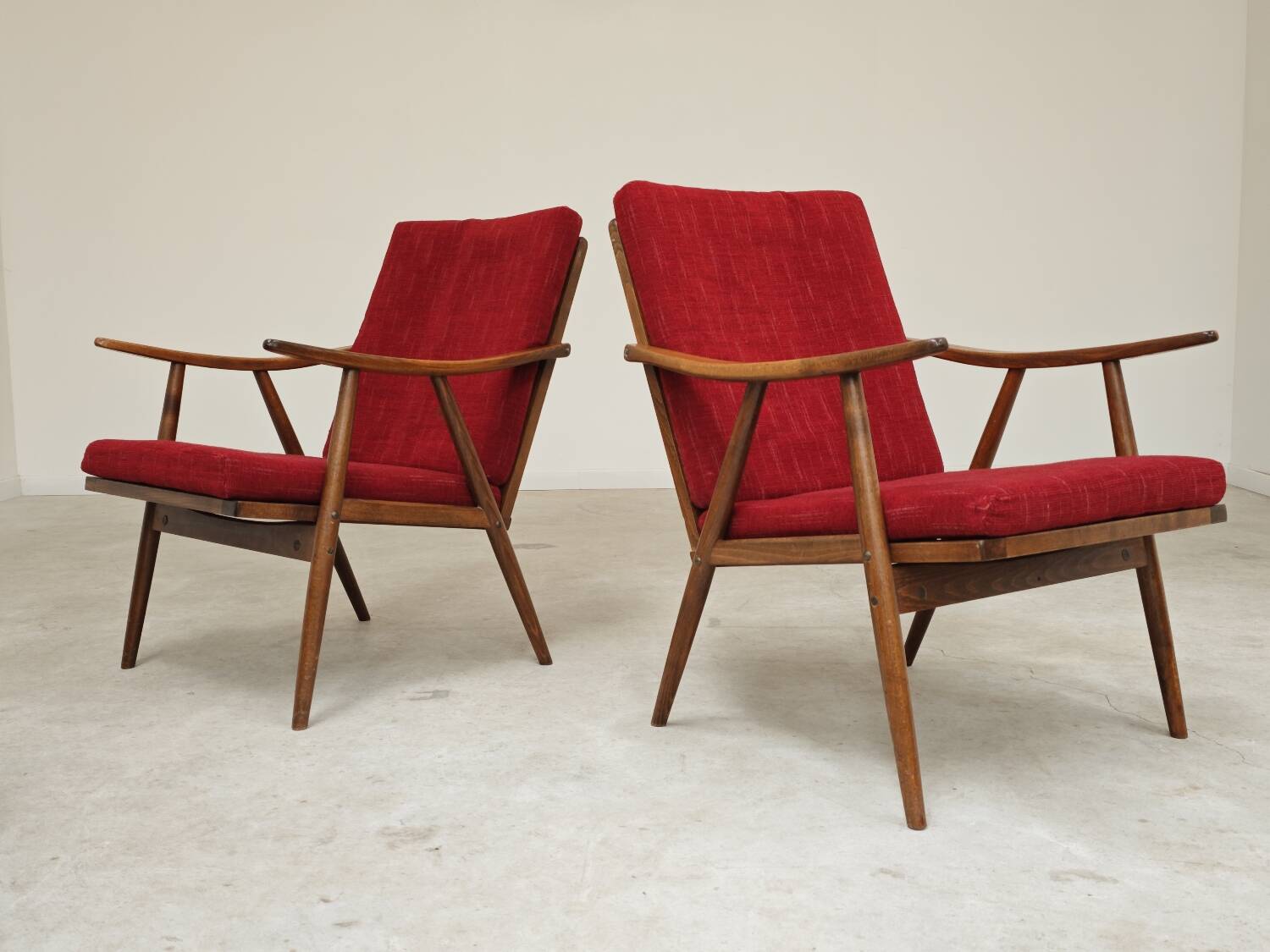 Pair of burgundy boomerang armchairs Antonin Suman Ton Bystrice (Thonet)