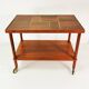 Table mobile en teck Milieu du siècle, Danemark, années 1960.