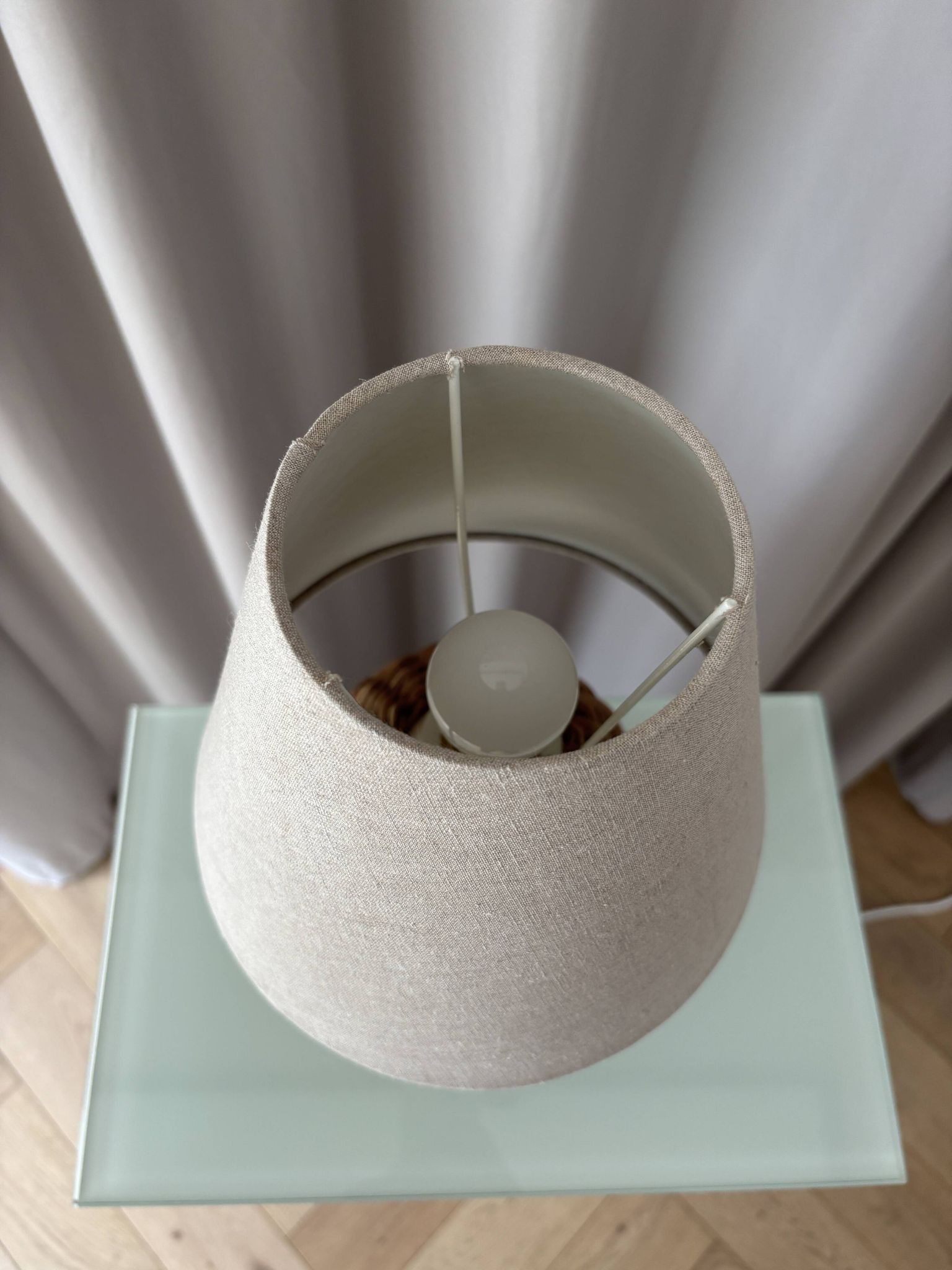 Lampe de table vintage en rotin tissé avec abat-jour en lin