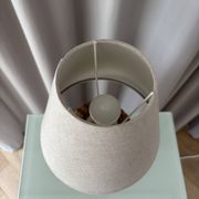 Lampe de table vintage en rotin tissé avec abat-jour en lin