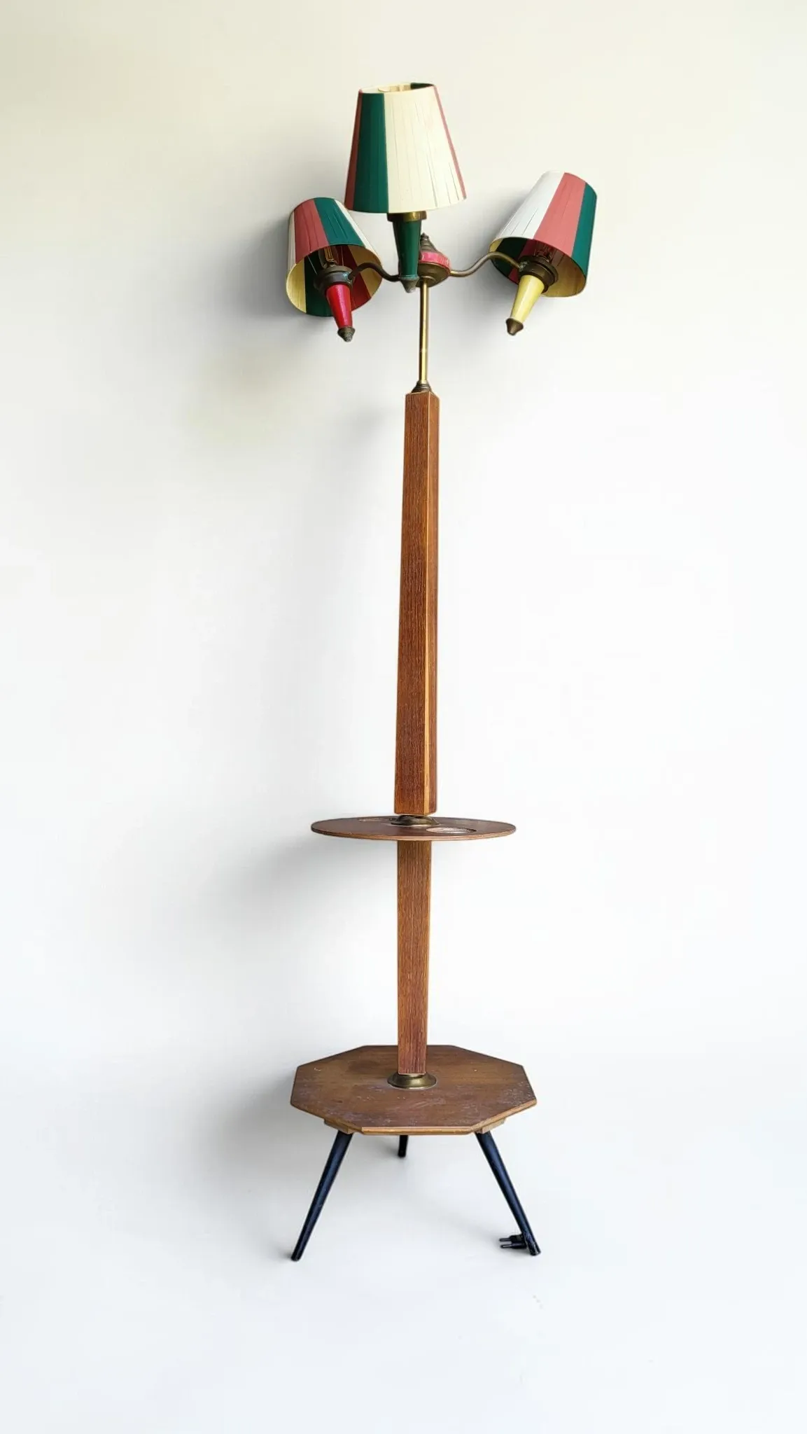 Tripod floor lamp in oak and brass, three lights