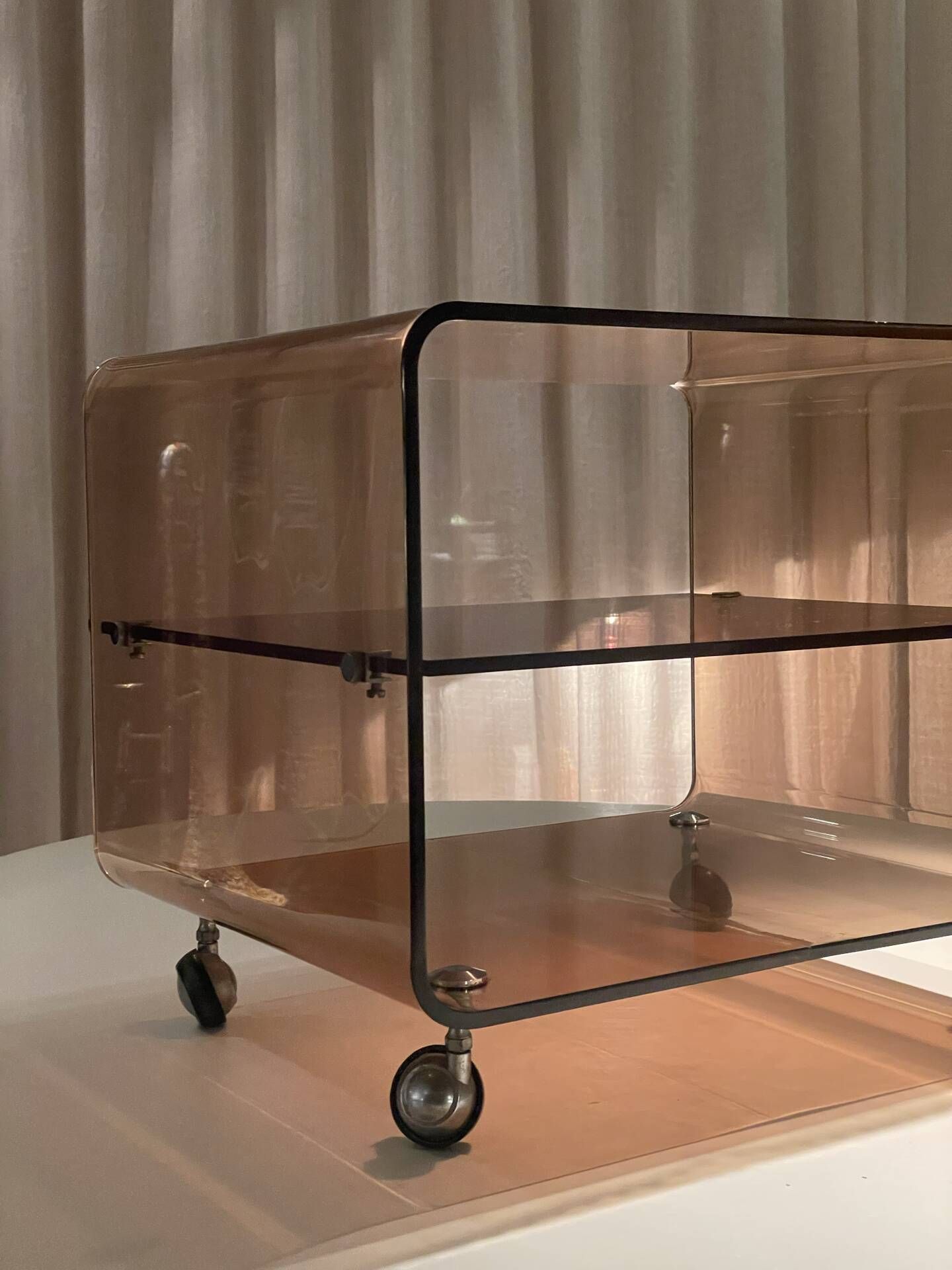 Chariot de service vintage en lucite fumé marron – Attribué à Michel Dum