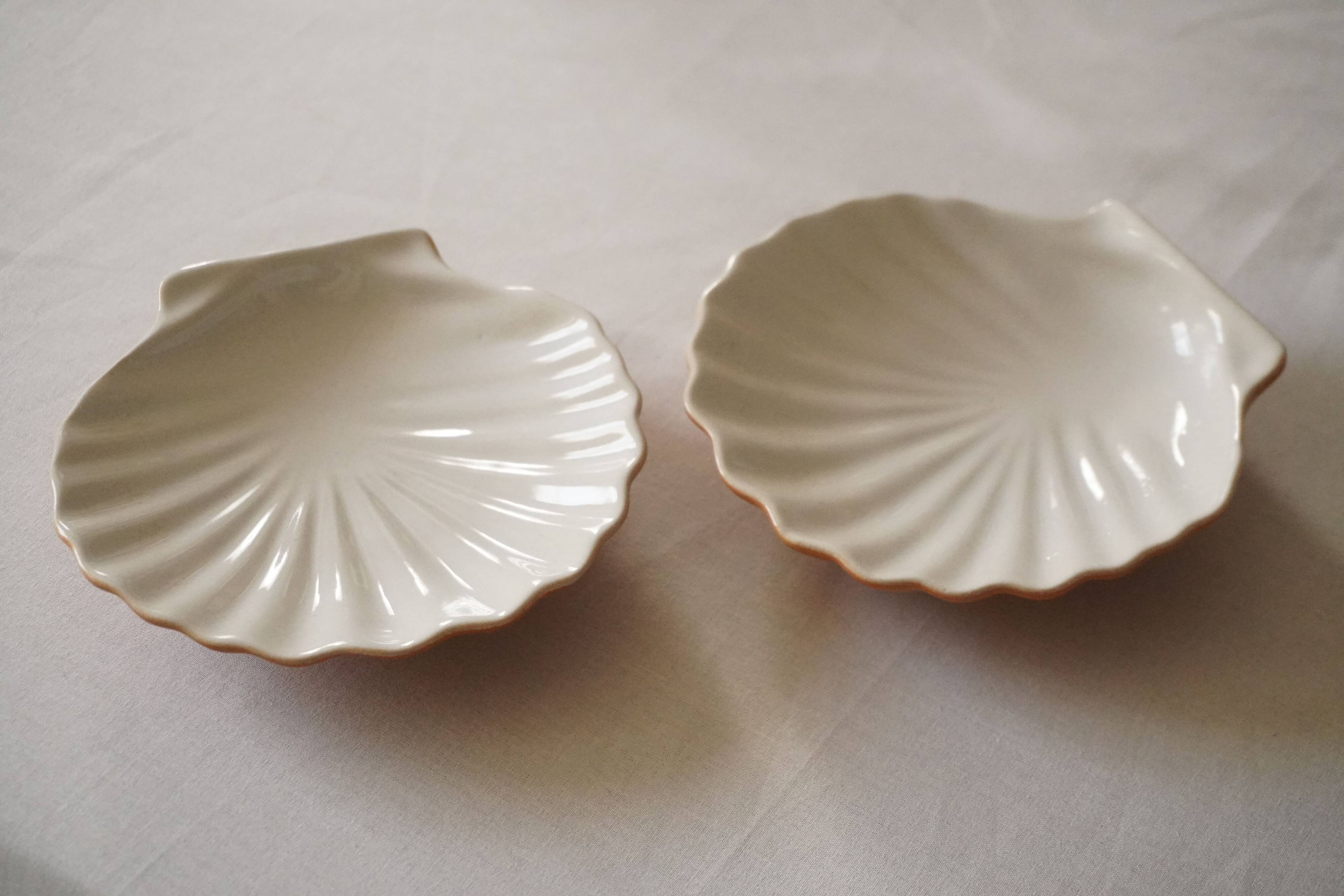 Set of 2 scallop shell bowls in beige and light brown porcelain