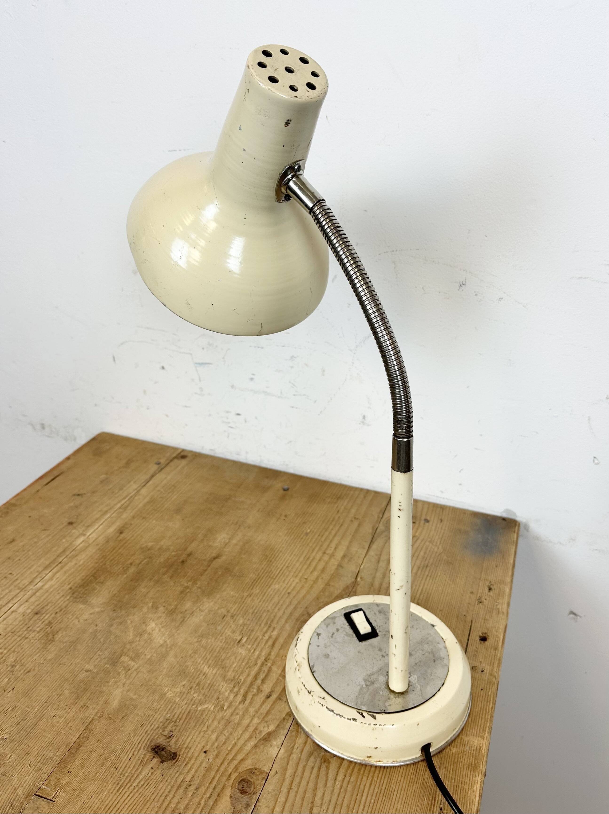 Lampe de table industrielle beige à col de cygne, 1960s