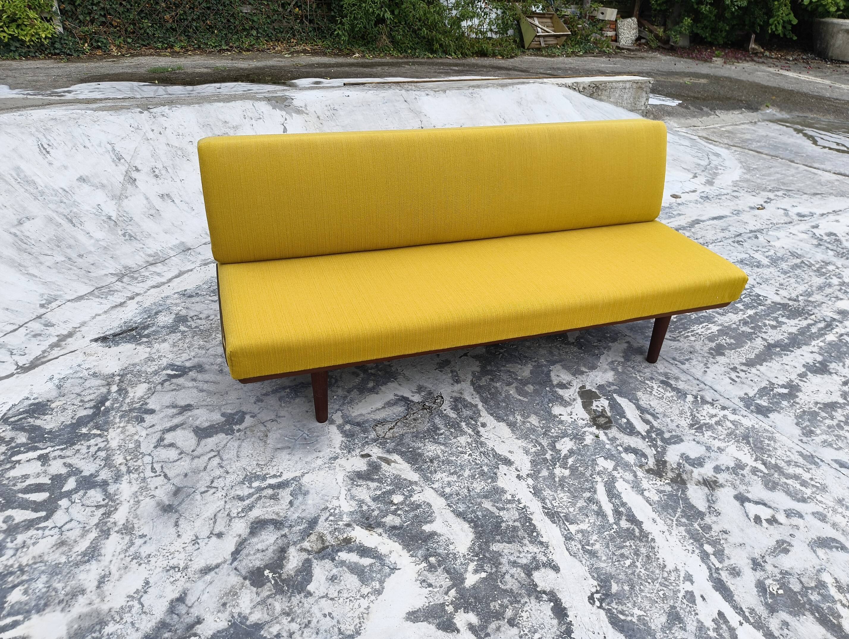 Lit de jour / canapé par Hans Wegner pour Getama, modèle GE 19