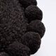 Mini coussin rond à pompons noir en laine