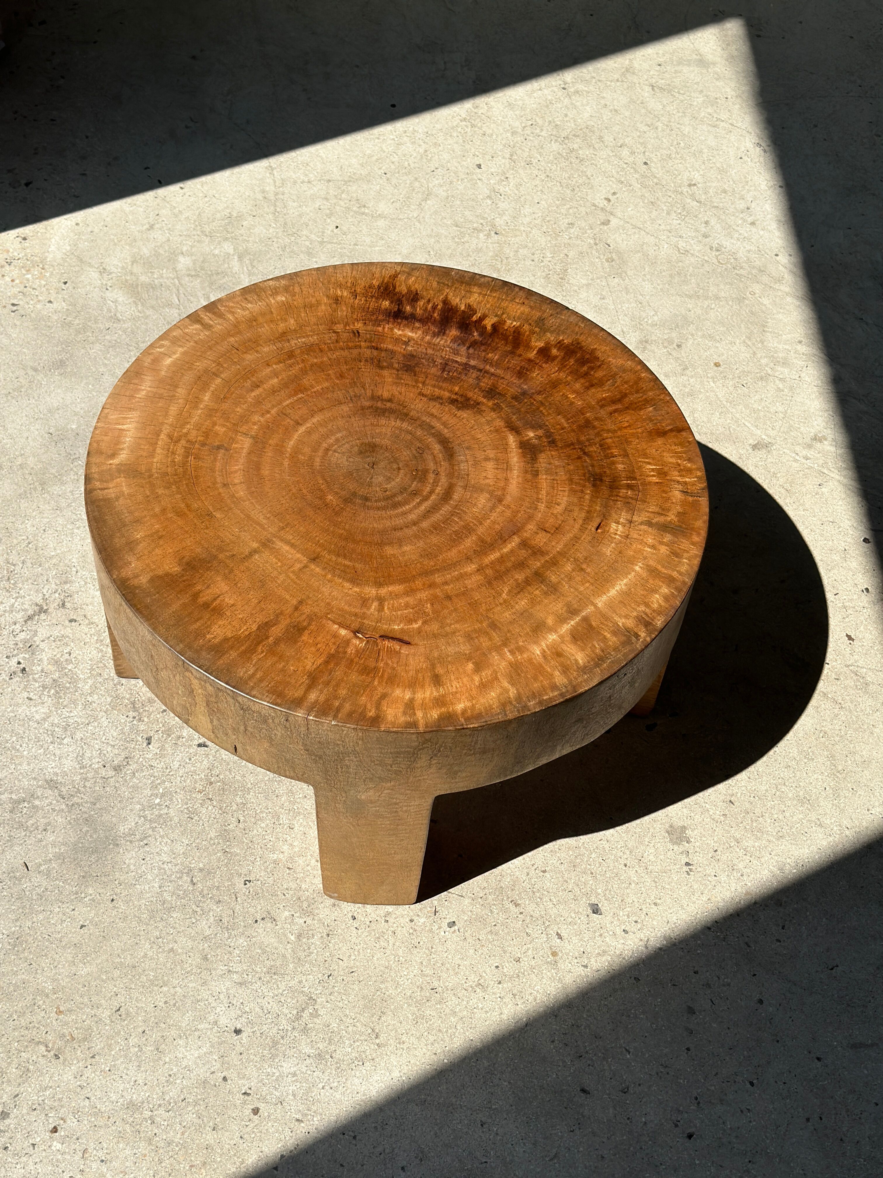 Quadripod coffee table in solid wood monoxyl natural color (dark)