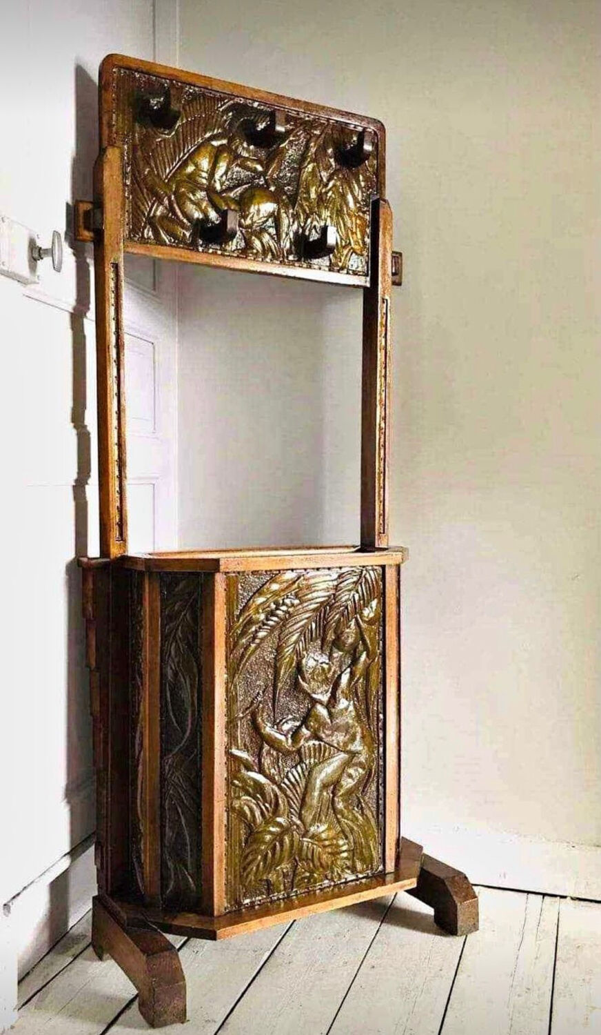 Vestiaire ancien cuivre et bois, meuble porte manteaux vintage pour entrée