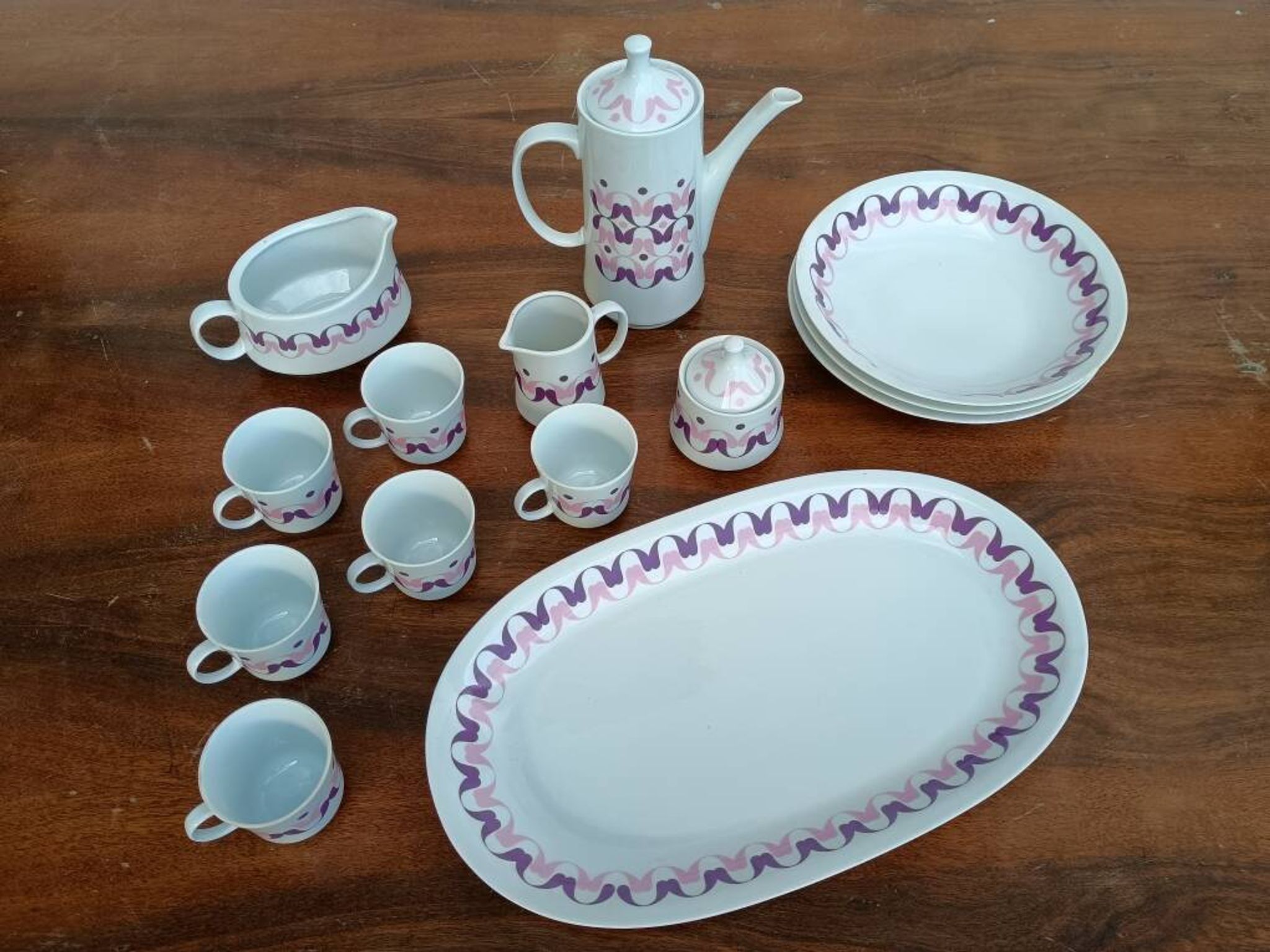 Alfoldi porcelain coffee service and serving dishes, 14 pieces, circa 1970.