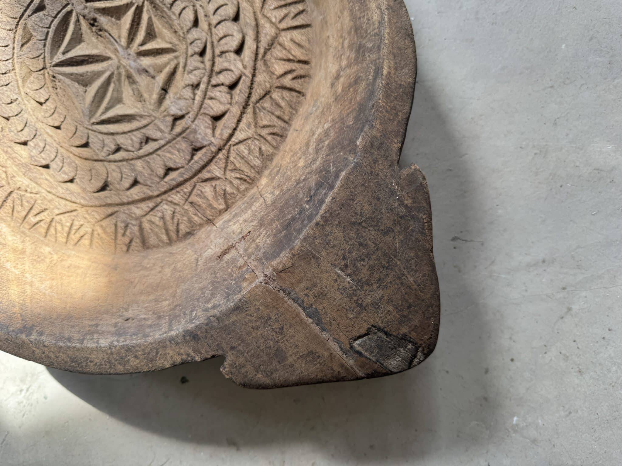 Ancient Indian plateau carved from solid wood "Rosette"