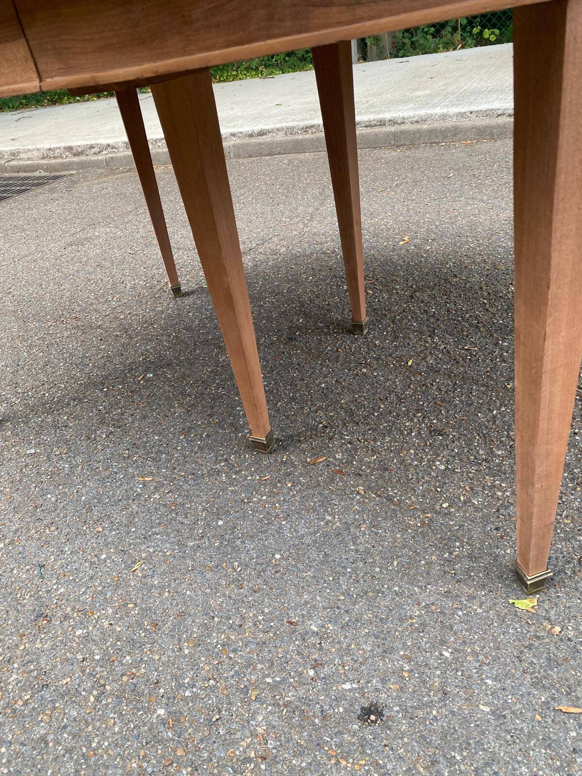 Renovated round extendable dining table made of solid mahogany from the 19th century.