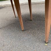 Renovated round extendable dining table made of solid mahogany from the 19th century.