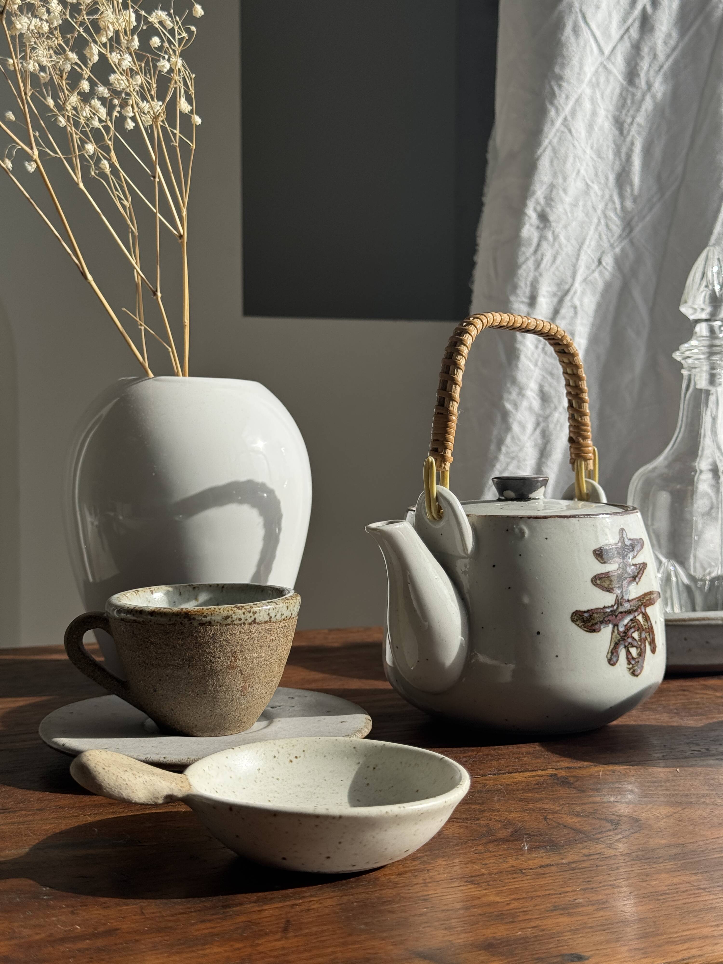 Petite théière asiatique en grès anse en rotin H11 D10