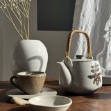 Petite théière asiatique en grès anse en rotin H11 D10