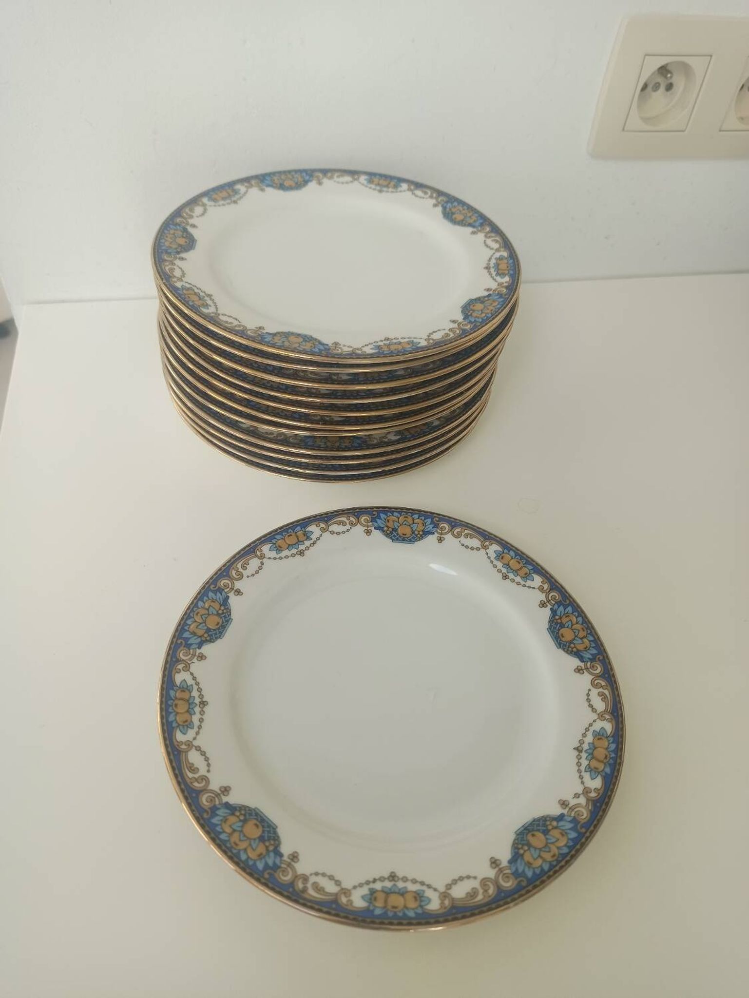 12 assiettes en porcelaine de Limoges à décor de guirlandes et de fruits