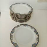 12 assiettes en porcelaine de Limoges à décor de guirlandes et de fruits