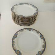 12 assiettes en porcelaine de Limoges à décor de guirlandes et de fruits