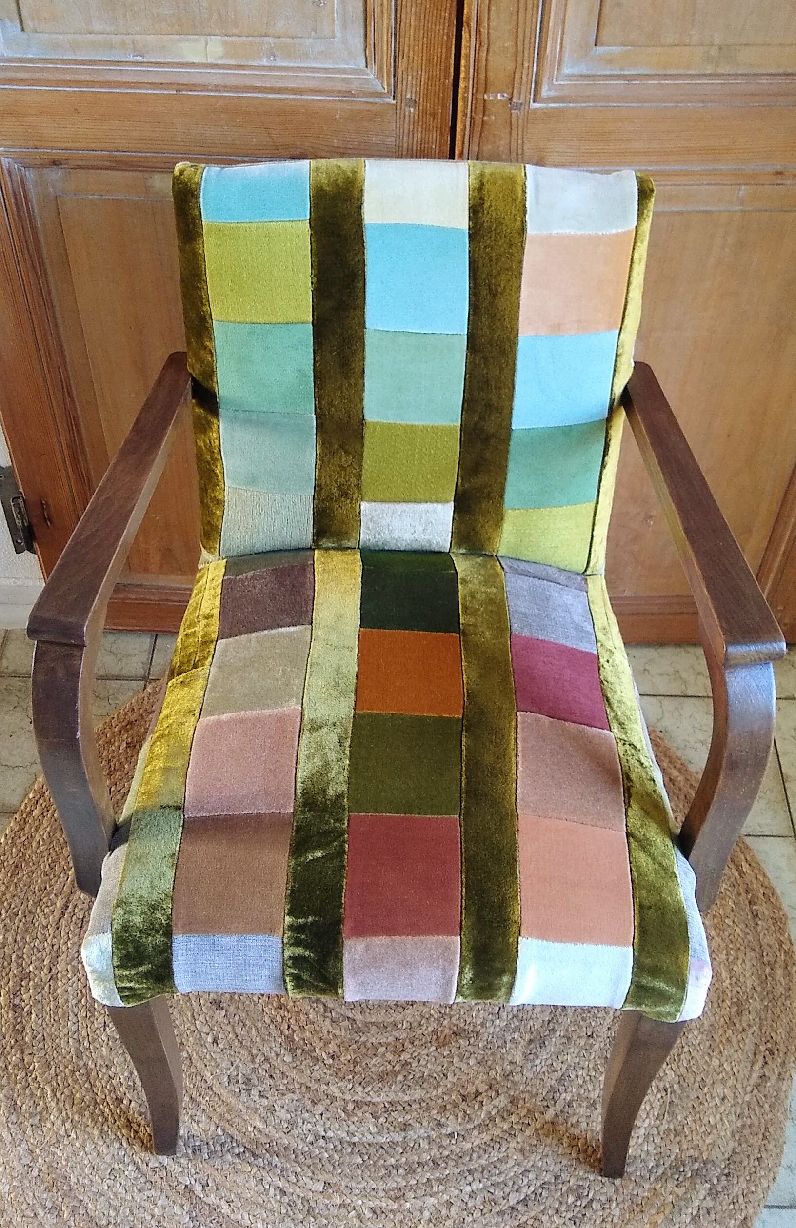 Fauteuil bridge des années 50 en patchwork de velours polychrome