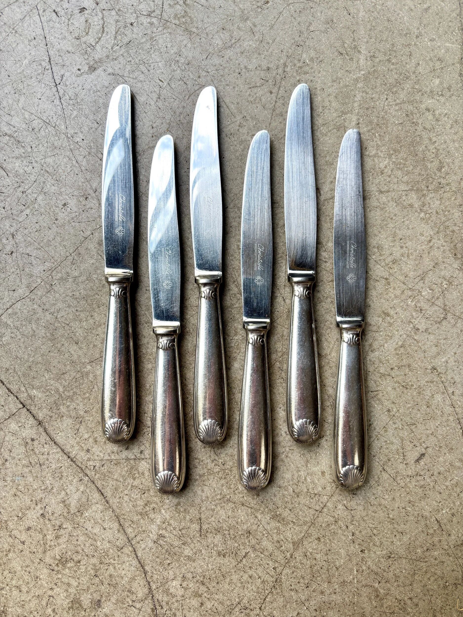 6 dessert knives by Christofle in silver-plated metal, shell decoration.