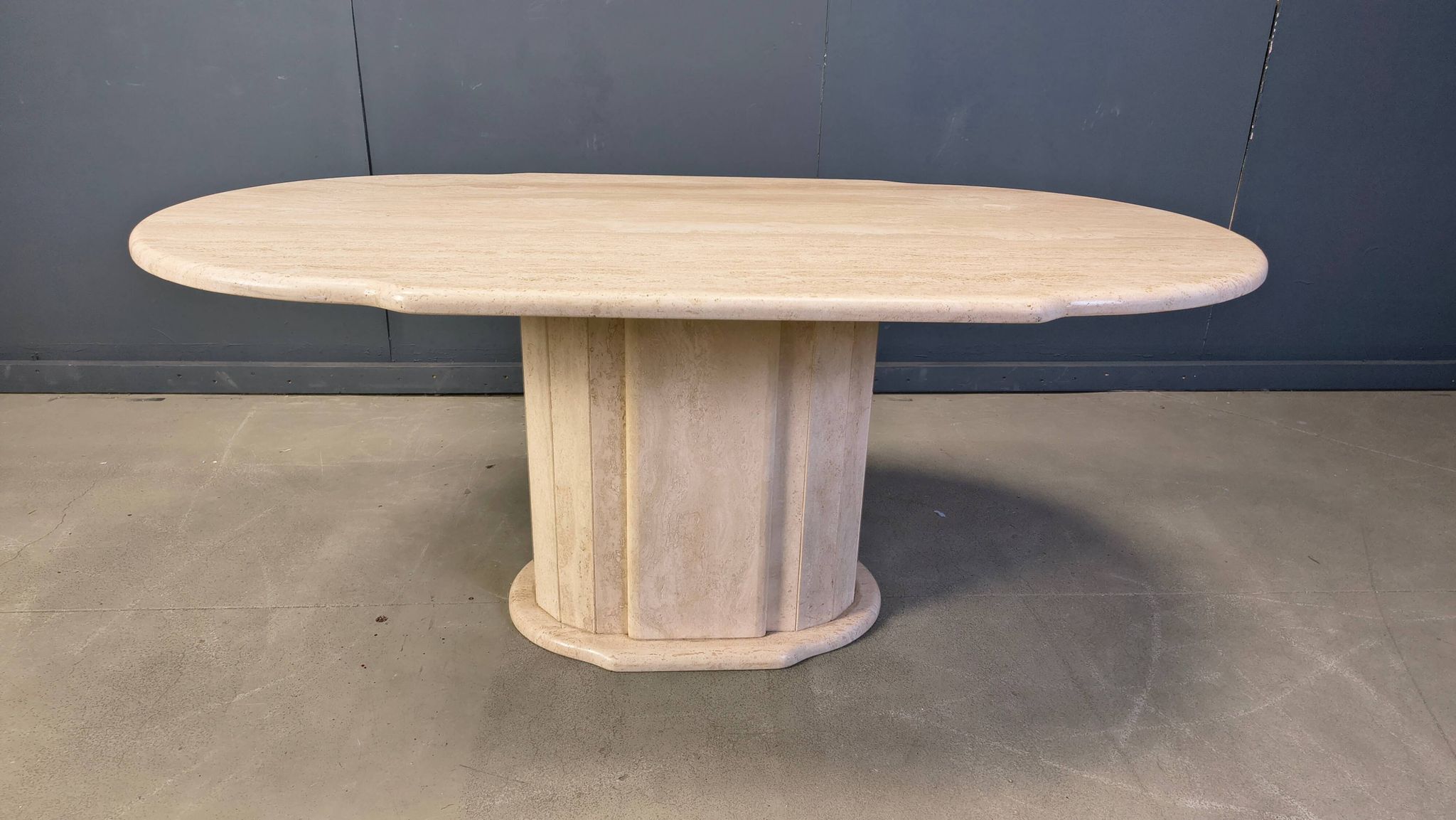 Table à manger ovale en travertin vintage, années 1970