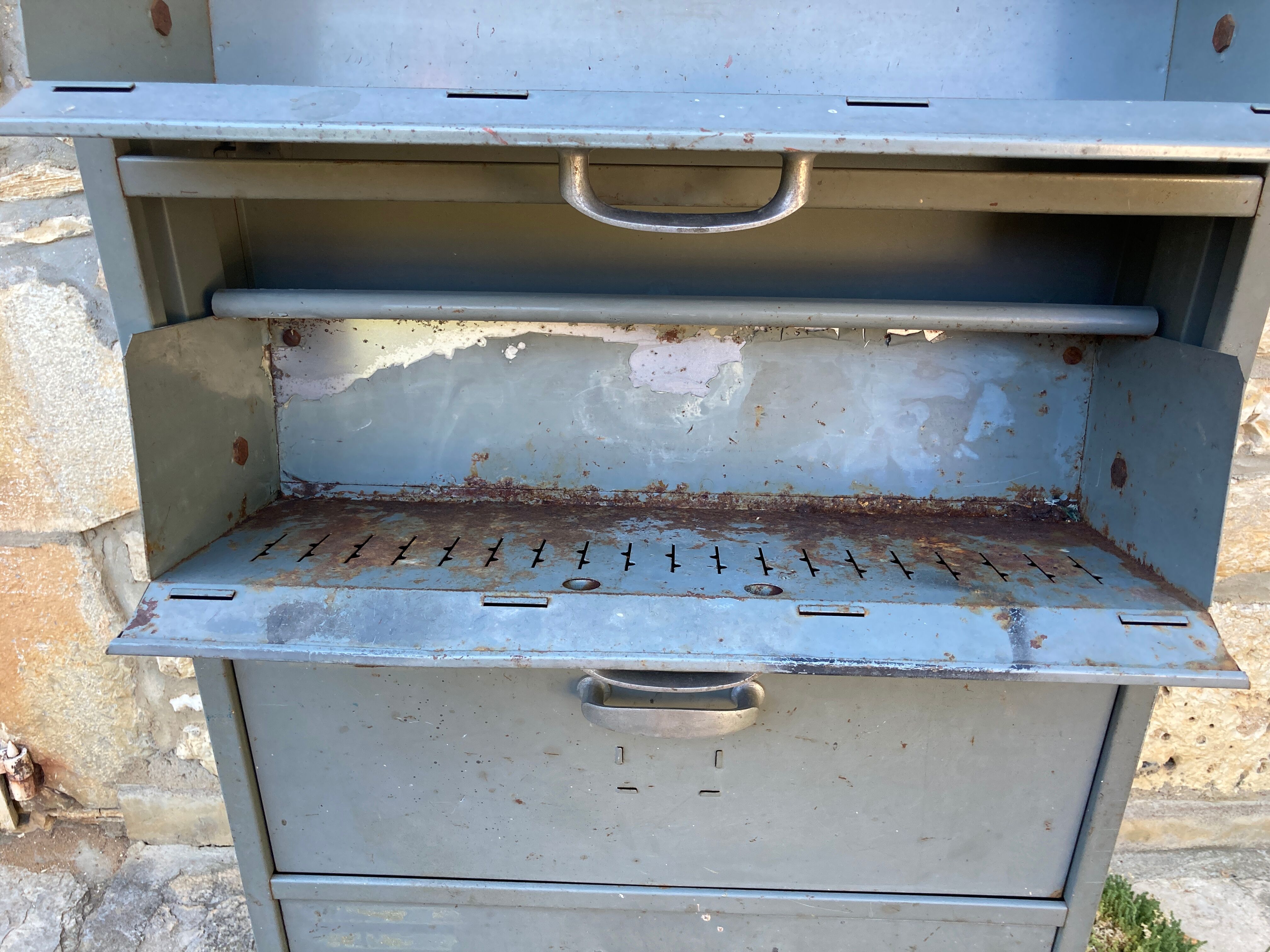 Metal workshop furniture with valves