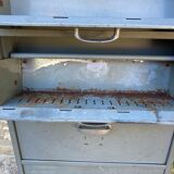 Metal workshop furniture with valves