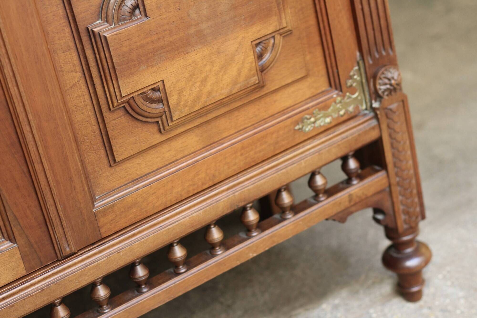 Belle armoire parisienne en noyer massif (début XXeme).