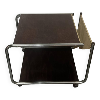 Table basse années 70/80 à roulettes avec tubulures métalliques, porte journal et 2 tablettes