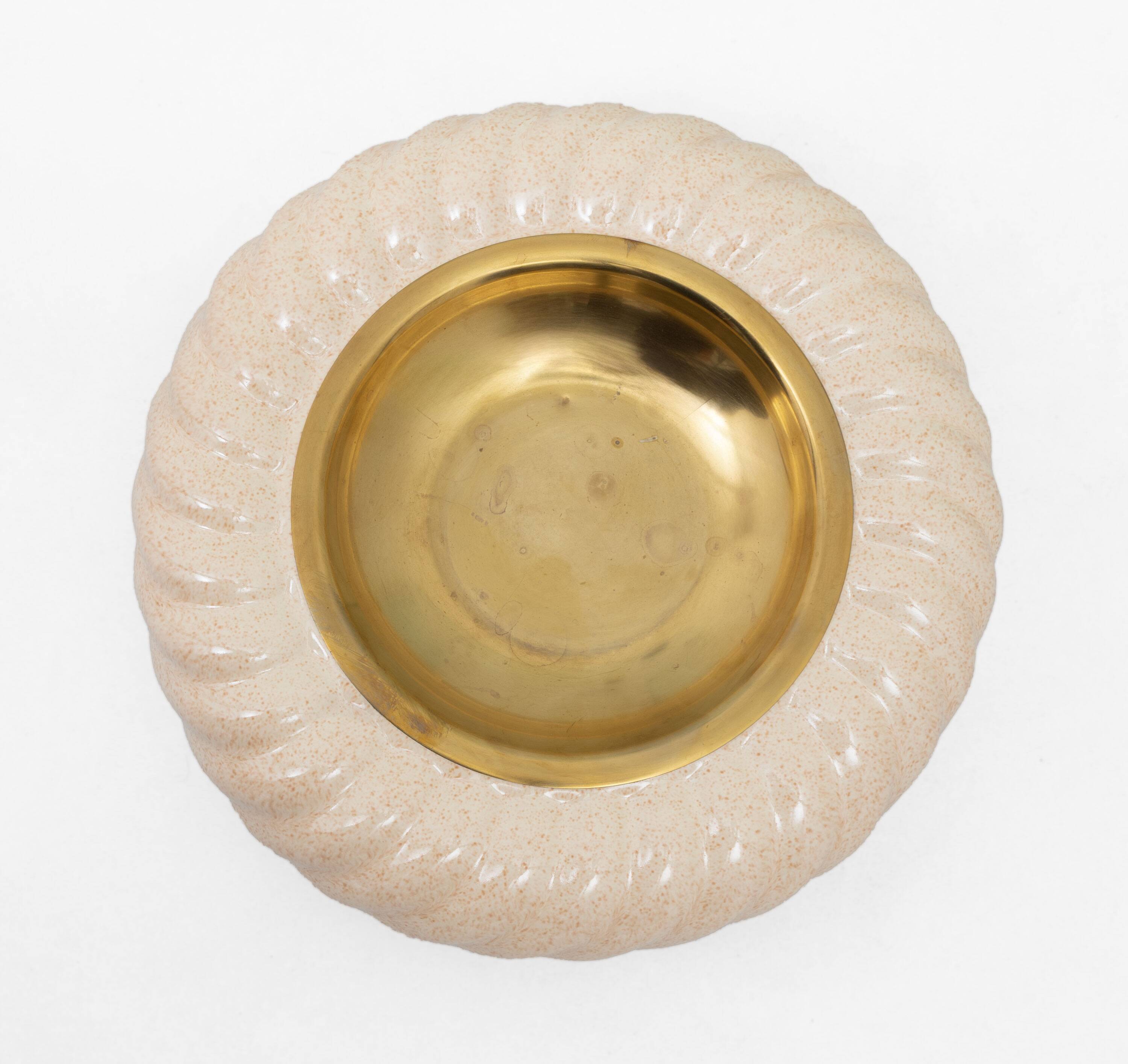 Ensemble de briquet et cendrier en céramique et laiton par Tommaso Barbi, Italie, années 1960.