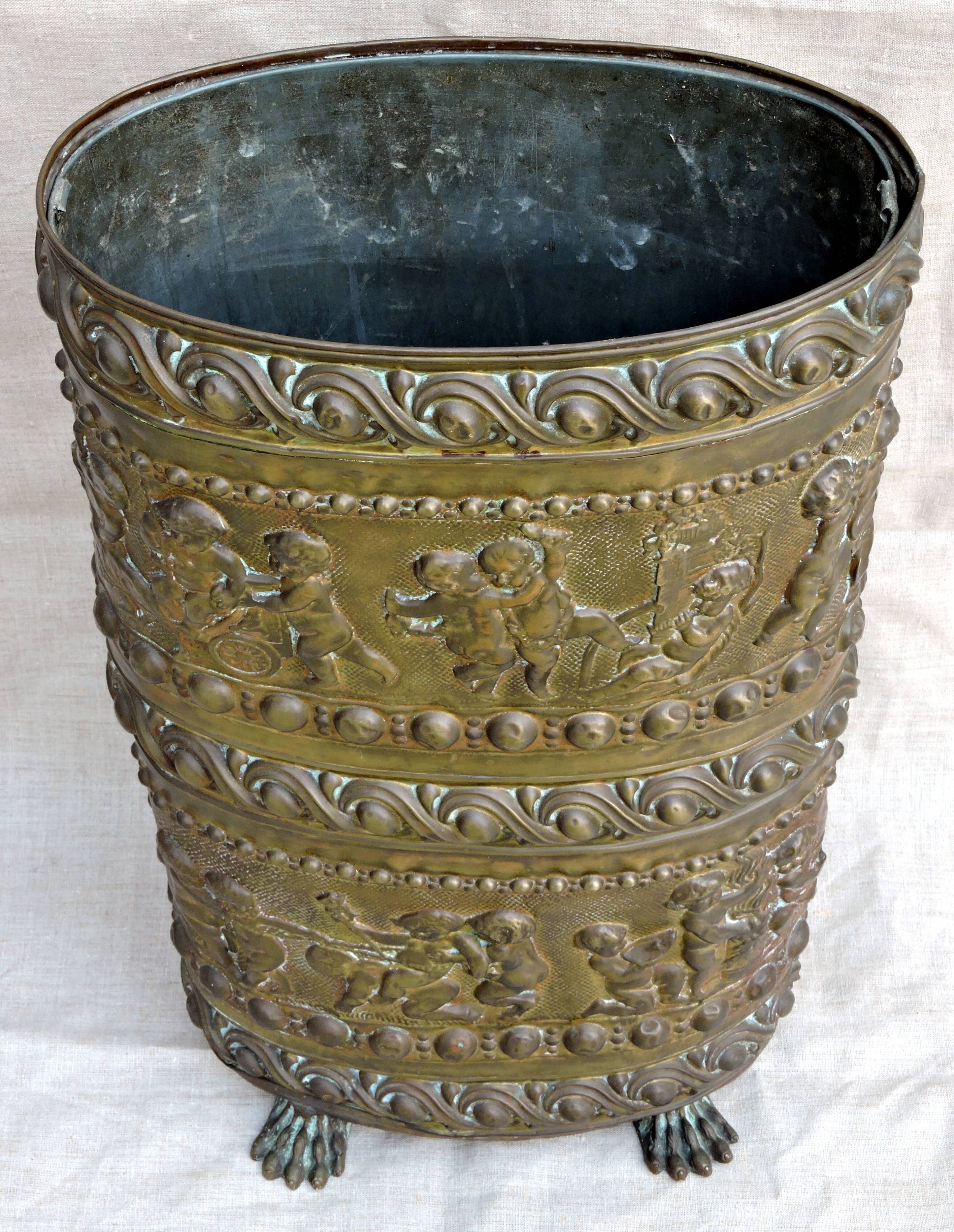 UMBRELLA HOLDER in copper with decoration in repelled CHERUBIN PUTTI ANGELOT, copperware XIX th century