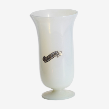 Ancien vase en opaline blanc