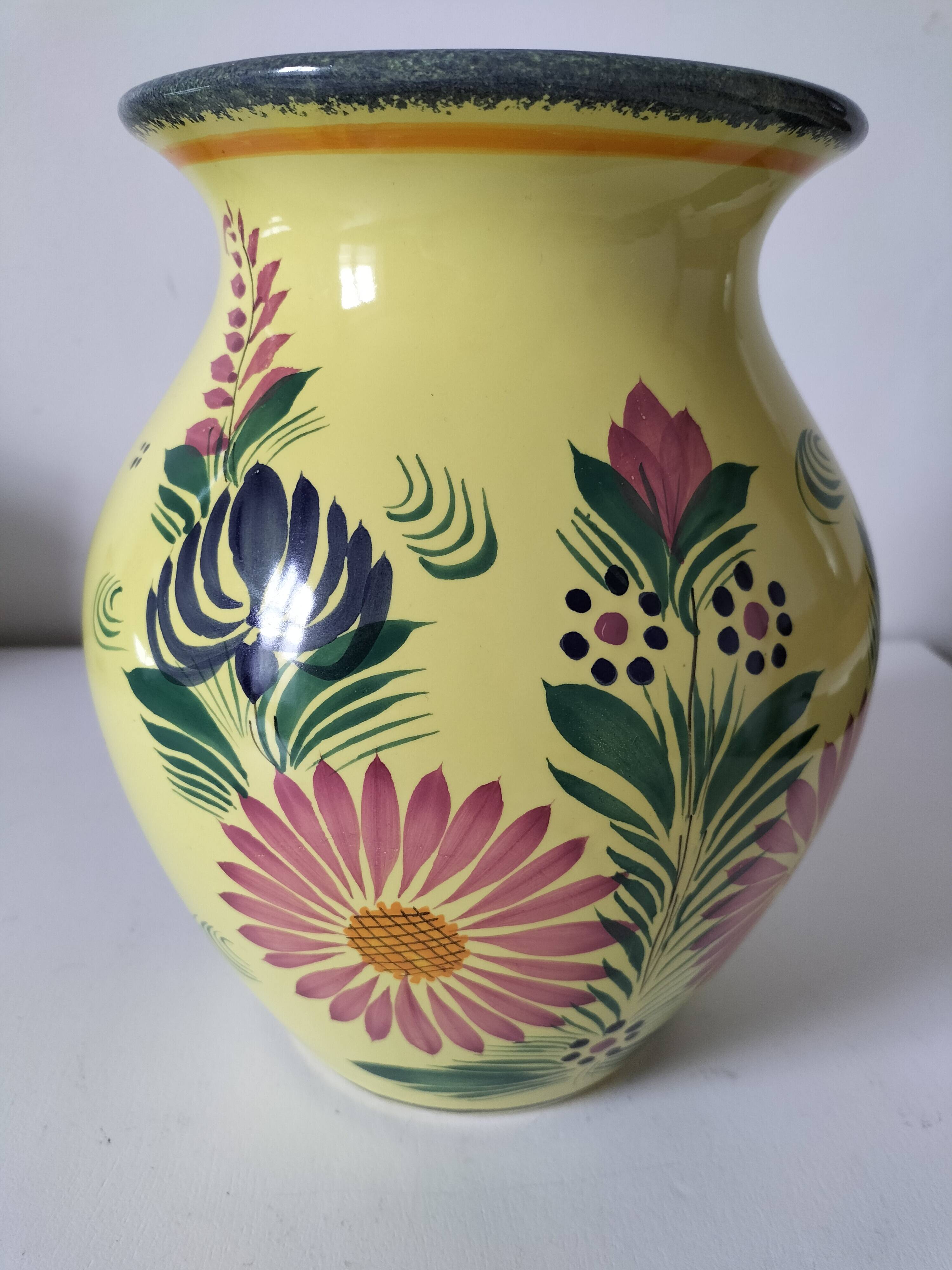 Quimper Henriot Vase – Rare mixed decoration (D.301 + monochrome) on a yellow background