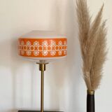 Lampe à poser avec un globe vintage orange en verre et un pied doré